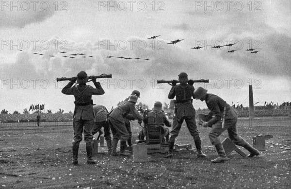 Adolf Hitler. Entfernungsmessen der Flakbatterie am Tage der Wehrmacht auf dem Reichsparteitag 1935. Télémètre de batterie anti-aérienne (DCA). Jour de l'Armée 1935 à Nuremberg.