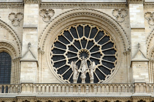 Rosace et ange vus depuis le parvis