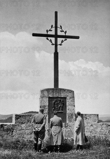 Adolf Hitler. ( Der Fürher in Franken. Am Gefallenendenkmal in Hiltpoltstein (Fränkische Schweiz).