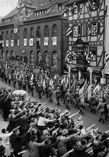Adolf Hitler. Reichsparteitag zu Nürnberg 1935: Die Fahnen des alten ruhmreichen Heeres am Tage der Wehrmacht. Fête du Parti à Nuremberg en 1935. Les drapeaux des vieilles troupes glorieuses.