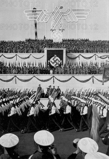 Adolf Hitler. Der Reichsparteitag zu Nürnberg 1935: Die Marine beim Vorbeimarsch am Tage der Wehrmacht. La fête du Parti à Nuremberg en 1935.