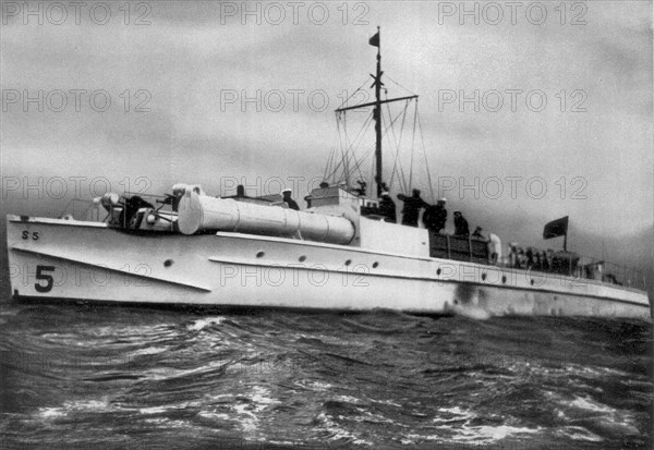 Adolf Hitler. Die Windhunde der Ostsee: Ein deutsches Schnellboot. Le "lévrier" de la Baltique. Bateau rapide allemand.