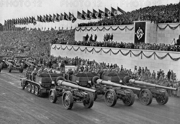 Adolf Hitler. Tag der Wehrmacht Nürnberg 1935: Motorisierte schwere Artillerie. Jour de l'Armée à Nuremberg en 1935.