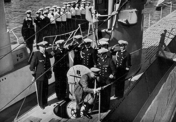 Adolf Hitler. Der Führer besichtigt im August 1935 in Kiel die ersten deutschen U-Boote. L Führer visite en 1935, à Kiel, les premiers sous-marins allemands.