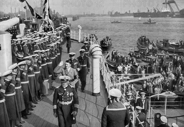 Adolf Hitler. Besuch des Führers auf dem Linienschiff ,,Schleswig-Holstein'' im Hamburger Haffen. Visite du Führer au bateau de guerre de ligne Schleswig-Holstei. Hambourg.