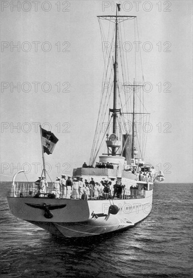 Adolf Hitler. ,,Aviso Grille'', ein neues Schiff der Kriegsmarine, das der Führer bei seinen Flottenbesuchen benutzt. Le Führer visite l'aviso Grille, un nouveau navire de la marine de guerre.