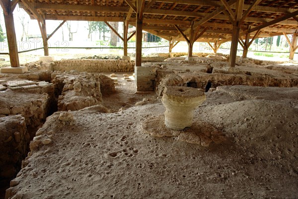 Fouille gallo-romaines de Séviac. Gers. La villa gallo-romaine de Séviac restitue le cadre de vie d'un aristocrate terrien des 4e et 5e siècles de notre ère. Les constructions apparentes et les mosaïques appartiennent à la partie résidentielle d'une grande villa du Bas-Empire, qui prolonge un habitat plus ancien. Salle à abside située à droite de l'entrée. Mosaïques.