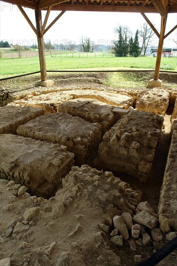 Fouille gallo-romaines de Séviac. Gers. La villa gallo-romaine de Séviac restitue le cadre de vie d'un aristocrate terrien des 4e et 5e siècles de notre ère. Les constructions apparentes et les mosaïques appartiennent à la partie résidentielle d'une grande villa du Bas-Empire, qui prolonge un habitat plus ancien. Salle à abside située à droite de l'entrée. Mosaïques.