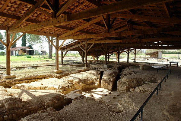 Fouille gallo-romaines de Séviac. Gers. La villa gallo-romaine de Séviac restitue le cadre de vie d'un aristocrate terrien des 4e et 5e siècles de notre ère. Les constructions apparentes et les mosaïques appartiennent à la partie résidentielle d'une grande villa du Bas-Empire, qui prolonge un habitat plus ancien. Salle à abside située à droite de l'entrée. Mosaïques.