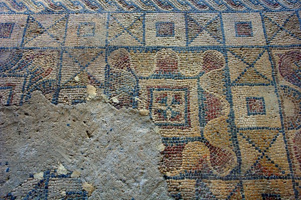 Fouille gallo-romaines de Séviac. Gers. La villa gallo-romaine de Séviac restitue le cadre de vie d'un aristocrate terrien des 4e et 5e siècles de notre ère. Les constructions apparentes et les mosaïques appartiennent à la partie résidentielle d'une grande villa du Bas-Empire, qui prolonge un habitat plus ancien. Mosaïques.