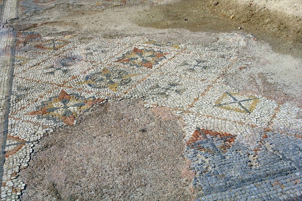 Fouille gallo-romaines de Séviac. Gers. La villa gallo-romaine de Séviac restitue le cadre de vie d'un aristocrate terrien des 4e et 5e siècles de notre ère. Les constructions apparentes et les mosaïques appartiennent à la partie résidentielle d'une grande villa du Bas-Empire, qui prolonge un habitat plus ancien. Les Thermes. Mosaïques.