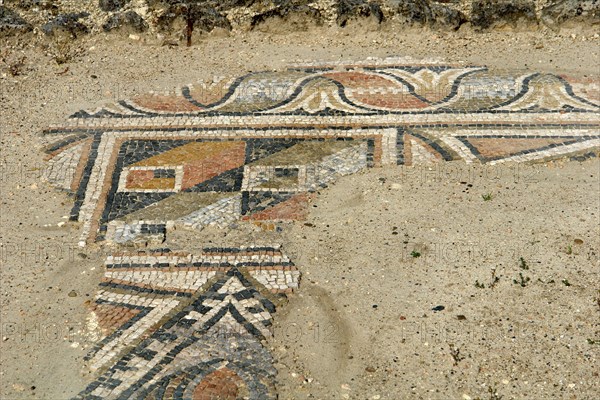 Fouille gallo-romaines de Séviac. Gers. La villa gallo-romaine de Séviac restitue le cadre de vie d'un aristocrate terrien des 4e et 5e siècles de notre ère. Les constructions apparentes et les mosaïques appartiennent à la partie résidentielle d'une grande villa du Bas-Empire, qui prolonge un habitat plus ancien.  Galerie sud. Mosaïques.