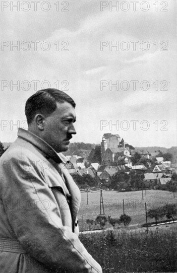 Adolf Hitler. In deutscher Landschaft. Hiltpoltstein (Franck. Schweiz). Adolf Hitler dans un paysage allemand. Hiltpolstein.