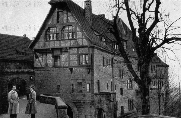 Adolf Hitler. Auf der Wartburg. Adolf Hitler à la Wartburg (lieu réputé allemand où Luther rédigea la traduction de la Bible en allemand).