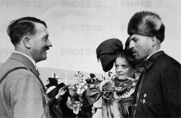 Adolf Hitler. Auf dem Bückeberg zum Erntedankfest 1934. Adolf Hitler sur le Bückeberg à la fête de la Moisson 1934.