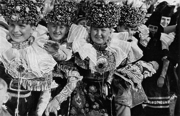 Adolf Hitler. Bückeburgerinnen in ihrer Festtracht beim Erntedankfest 1934. Les habitants de Bückeberg dans leurs costumes de la Moisson 1934.