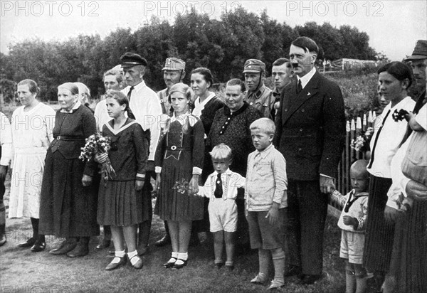 Adolf Hitler. Auf einer Fahrt durch Ostpreußen besuchte der Fürher eine Bauernfamilie. Adolf Hitler lors d'un voyage en Prusse Orientale; Le Führer visite une famille paysanne.