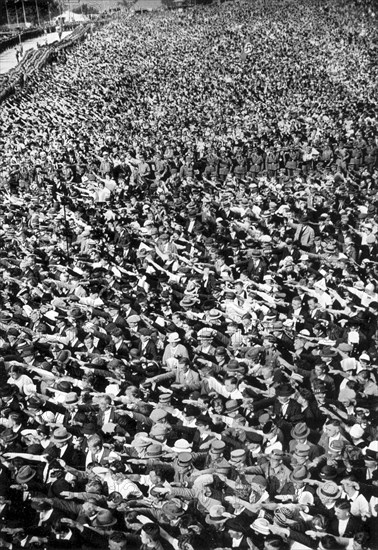 Adolf Hitler. Saarkundgebung auf dem Ehrenbreitstein im August 1934. Adolf Hitler. Août 1934. Manifestation sarroise à Ehrenbreitstein ("Le Parvis des Héros").