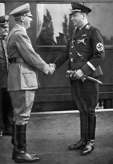 Adolf Hitler. Minister Darré begrüßt den Fürher anläBlicht des Erntedankfestes. Adolf Hitler. Le ministre Darré salue le Führer à l'occasion de la fête de la Moisson.