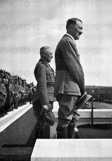 Adolf Hitler. Der Fürher mit Reicharbeitsführer Hierl vor 47,000 Arbeitmännern auf dem Reichparteitatg 1935. Adolf Hitler. Le Führer avec le chef du Front du Travail du Reich, Hierl, devant 47000 travailleurs du Parti. 1935.