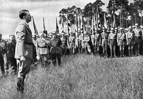 Adolf Hitler. Ubernahme der Reichführerschule in Bernau im Jahre 1933. Adolf Hitler. L'école de Führer à Bernau. 1933.