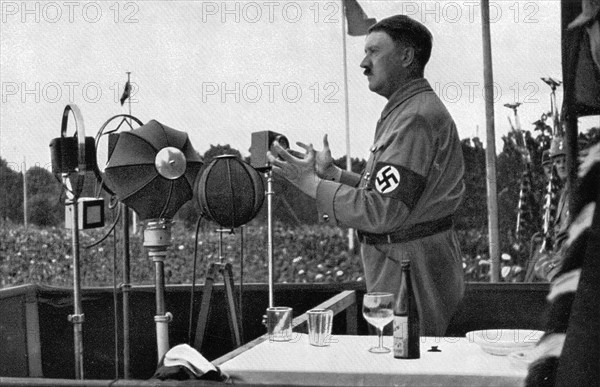 Adolf Hitler. Der Führer spricht zum deutschen Volk. Adolf Hitler. Le Führer parle au peuple allemand.