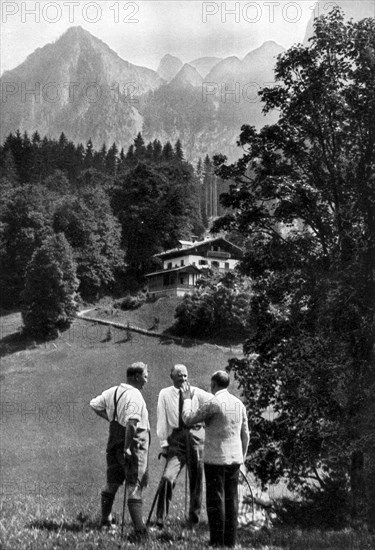 Adolf Hitler. Spaziergang auf dem Obersalzberg. Adolf Hitler. Promenade dans l'Obersalzberg.