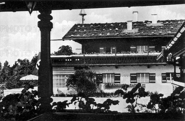 Adolf Hitler. Haus Wachenfeld am Obersalzberg bei Berchtesgaden. Adolf Hitler. La maison Wachenfeld dans l'Obersalzberg près de Berchtesgaden.