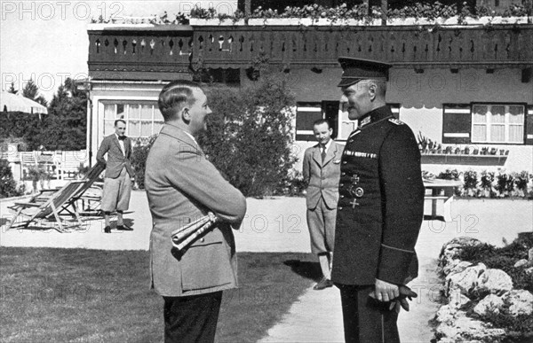 Adolf Hitler. Ein Kamerad aus dem Feld besucht den Führer. Adolf Hitler. Un camarade de la campagne rend visite au Führer.