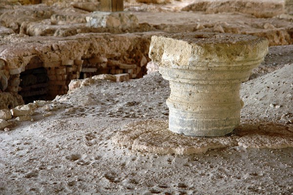 Fouille gallo-romaines de Séviac. Gers. La villa gallo-romaine de Séviac restitue le cadre de vie d'un aristocrate terrien des 4e et 5e siècles de notre ère. Les constructions apparentes et les mosaïques appartiennent à la partie résidentielle d'une grande villa du Bas-Empire, qui prolonge un habitat plus ancien.  Fouilles et chapiteau d'une colonne.