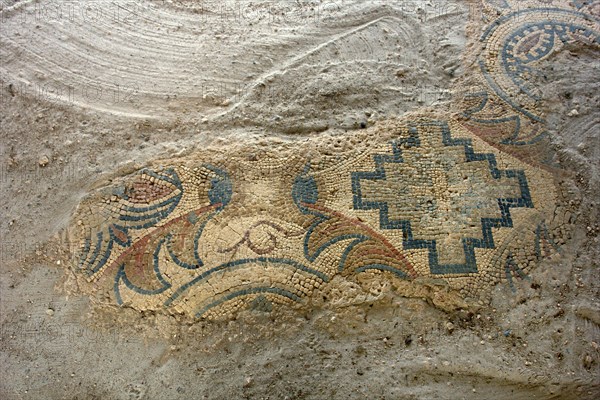 Fouille gallo-romaines de Séviac. Gers. La villa gallo-romaine de Séviac restitue le cadre de vie d'un aristocrate terrien des 4e et 5e siècles de notre ère. Les constructions apparentes et les mosaïques appartiennent à la partie résidentielle d'une grande villa du Bas-Empire, qui prolonge un habitat plus ancien. Mosaïques.