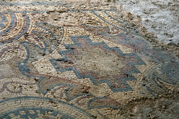 Fouille gallo-romaines de Séviac. Gers. La villa gallo-romaine de Séviac restitue le cadre de vie d'un aristocrate terrien des 4e et 5e siècles de notre ère. Les constructions apparentes et les mosaïques appartiennent à la partie résidentielle d'une grande villa du Bas-Empire, qui prolonge un habitat plus ancien. Mosaïques.