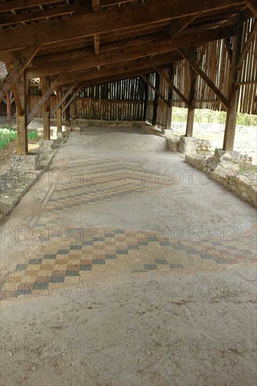 Fouille gallo-romaines de Séviac. Gers. La villa gallo-romaine de Séviac restitue le cadre de vie d'un aristocrate terrien des 4e et 5e siècles de notre ère. Les constructions apparentes et les mosaïques appartiennent à la partie résidentielle d'une grande villa du Bas-Empire, qui prolonge un habitat plus ancien. Galerie nord et mosaïques.