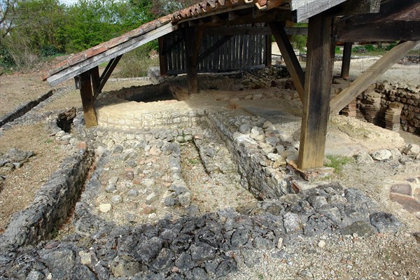 Fouille gallo-romaines de Séviac. Gers. La villa gallo-romaine de Séviac restitue le cadre de vie d'un aristocrate terrien des 4e et 5e siècles de notre ère. Les constructions apparentes et les mosaïques appartiennent à la partie résidentielle d'une grande villa du Bas-Empire, qui prolonge un habitat plus ancien. Les Thermes.