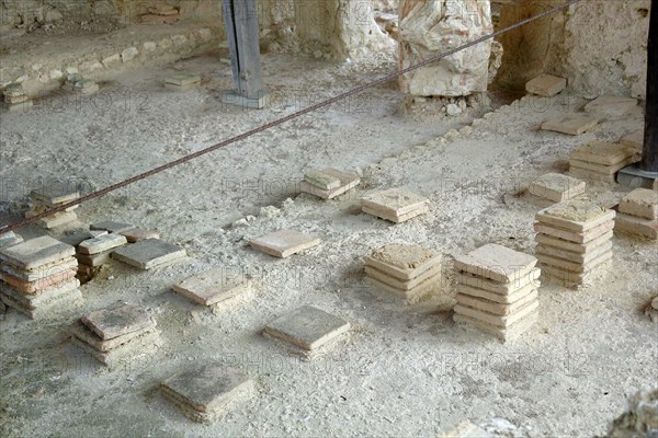 Fouille gallo-romaines de Séviac. Gers. La villa gallo-romaine de Séviac restitue le cadre de vie d'un aristocrate terrien des 4e et 5e siècles de notre ère. Les constructions apparentes et les mosaïques appartiennent à la partie résidentielle d'une grande villa du Bas-Empire, qui prolonge un habitat plus ancien.  Système de chauffage par hypocauste.