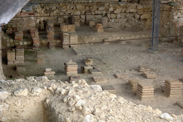 Fouille gallo-romaines de Séviac. Gers. La villa gallo-romaine de Séviac restitue le cadre de vie d'un aristocrate terrien des 4e et 5e siècles de notre ère. Les constructions apparentes et les mosaïques appartiennent à la partie résidentielle d'une grande villa du Bas-Empire, qui prolonge un habitat plus ancien.  Système de chauffage par hypocauste.