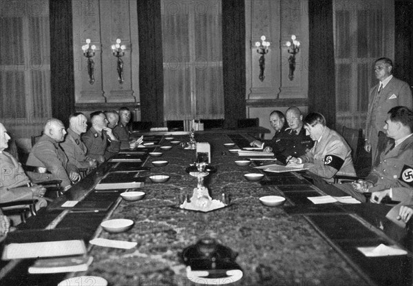 Adolf Hitler. Eine Sitzung der Reichsstatthalter in der Reichskanzlei unter Vorsitz des Führers. Une séance du gouvernement à la Chancellerie avec le Führer.