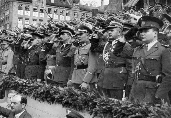 Adolf Hitler. Die ausländischen Militärattachés am Parteitag in Nürnberg. Les attachés militaires étrangers au Congrès de Nuremberg.