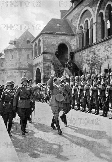 Adolf Hitler. Der Führer vor der Goslarer Kaiserpfalz am Erntedankfest 1934. Le Führer devant la château impériel de Goslarer à la fête des Moissons en 1934.