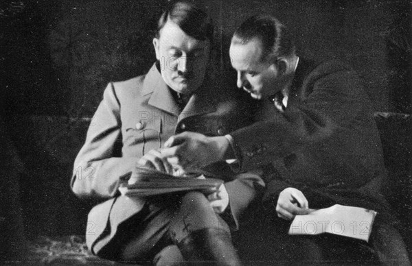 Adolf Hitler. Reichpressechef Dr. Dietrich unterbreitet dem Führer Presseberichte. Le docteur Dietrich, responsable national de la Presse, communique au Führer la revue de Presse.
