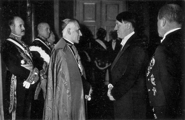 Adolf Hitler. Neujahrsempfang 1935. Der Führer spricht mit dem Doyen des diplomatischen Korps. Nouvel An 1935. Le Führer parle avec le doyen du Corps Diplomatique.