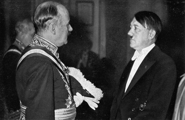 Adolf Hitler. Die Reichskanzler beim Neujahrsempfang im Gespräch mit dem franz. Botschafter François-Poncet. A la réception du Nouvel An, le Führer en conversation avec l'ambassadeur français, François Poncet.