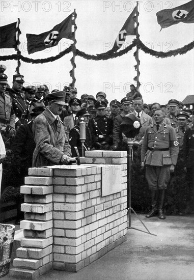 Adolf Hitler. Der Führer legt die Grundmauer zum Versammlungshaus im Adolf-Hitler-Koog. Le Führer pose la première pierre du musée de l'association Adolf Hitler.