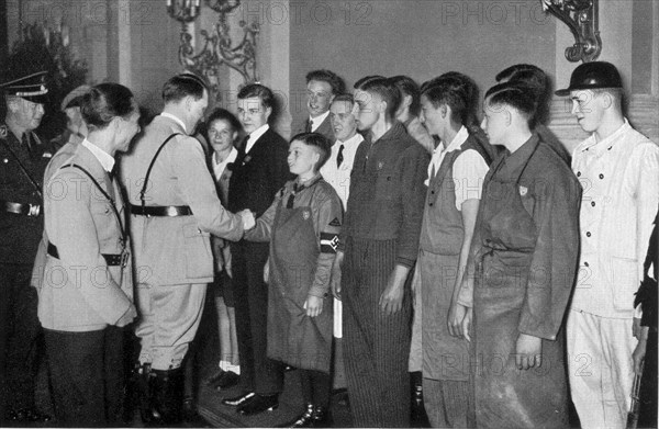 Adolf Hitler. Arbeitjugend beim Führer in der Reichskanzlei am 1. Mai 1934. Les jeunes travailleurs chez le Führer à la Chancellerie, le 1er mai 1934.