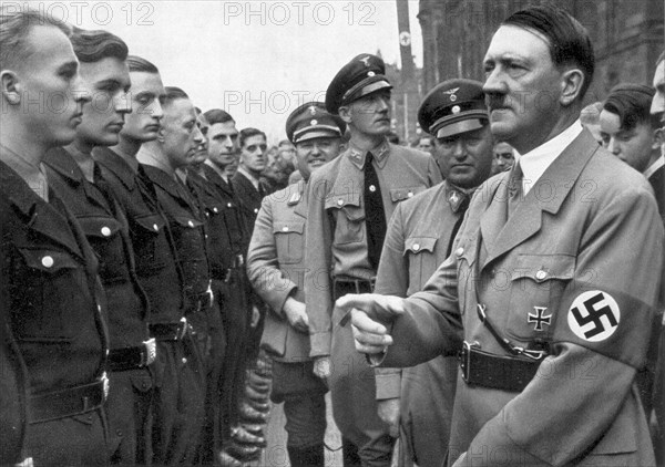 Adolf Hitler. Reichparteitag 1935. Der Fürher mit Dr. Ley bei den Werkscharen. Le Congrès du Parti de 1935. Le Führer avec le Docteur Ley.
