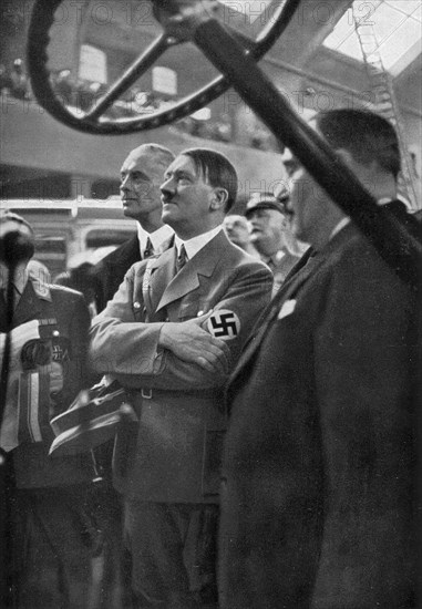 Adolf Hitler. Internationale Automobilausstellung in Berlin 1935: Der Protektor der Automobilindustrie. Le salon international de l'automobile en 1935 à Berlin.