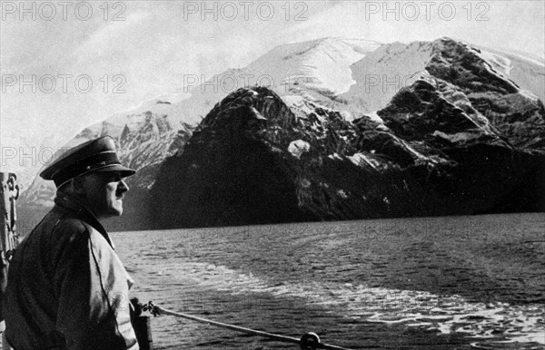 Adolf Hitler. An Bord eines Kriegsschiffes besuchte der Führer die norwegischen Fjorde. A bord d'un navire de guerre, le Führer visite les fjords norvégiens.