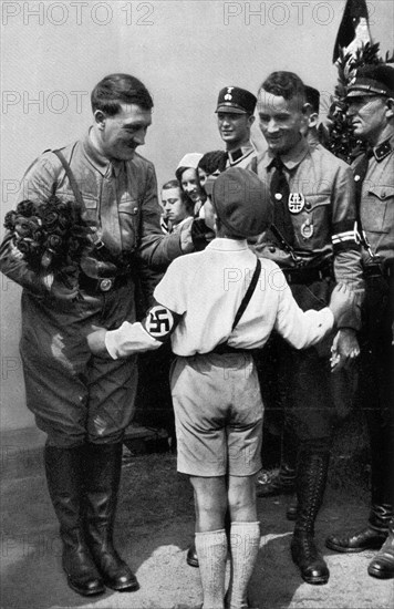 Adolf Hitler. Jungdeutschland begrüßt den Führer im Wahlkampf. Un jeune allemand salue le  Führer pendant la campagne électorale.
