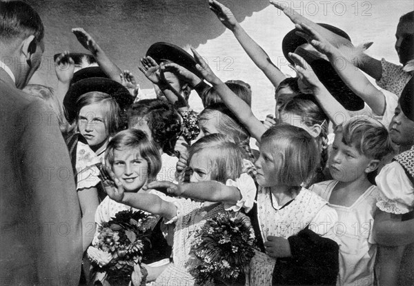 Adolf Hitler. Kinderhände. Poignée de mains d'enfants.