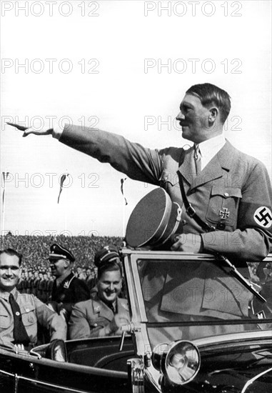 Adolf Hitler. Der Führer bei der Jugend auf dem Reichsparteitag 1935. Le Führer aux côté des jeunes à la fête du Parti, en 1935.